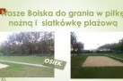 Slajd przedstawia zdjęcia boiska do grania w piłkę nożną i siatkówkę plażową w Osieku.