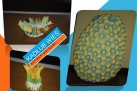 Trzy zdjęcia rękodzieła wykonane metodą origami znajdujące się na niebiesko-biało-pomarańczowym tle z napisem ,,KADŁUB WIEŚ', ,,SZTUKA ORIGAMI'.