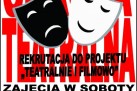 Plakat zapowiada rekrutację do projektu „Teatralnie i filmowo” – sekcji teatralnej. Zajęcia odbywały się w soboty w godzinach od 11:00 do 13:00 w sali widowiskowej, prowadził je Tomasz Stochniał. Udział był bezpłatny. Projekt przeznaczony był dla młodzieży od 13 lat. Kolorystyka jest kontrastowa – czerwień, biel i czerń, z centralnym motywem masek teatralnych. Organizatorem jest Dom Kultury, a projekt dofinansowany przez Narodowe Centrum Kultury w ramach programu Dom Kultury+ Inicjatywy Lokalne 2017. Na dole plakatu znajdują się logotypy organizatorów i partnerów: Dom Kultury + i Narodowe Centrum Kultury.
