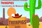 Plakat przedstawiał wakacyjną wycieczkę do miasteczka weesternowego TWINGPIGS i do Muzeum Ognia organizowaną przez Strzelecki Ośrodek Kultury w ramach akcji LATO. Na dole plakatu podano szczegóły dotyczące wyjazdu.