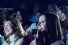 Na zdjęciu widać grupę ludzi siedzących w sali kinowej i oglądających film. Wszyscy wyglądają na uśmiechniętych, rozbawionych i skupionych na ekranie. Kilka osób trzyma w rękach popcorn. W lewym górnym rogu znajduje się napis: „Kino pełne filmowych emocji”, a w prawym dolnym rogu logo VISA wraz z hasłem: „wszędzie tam, dokąd zmierzasz”.