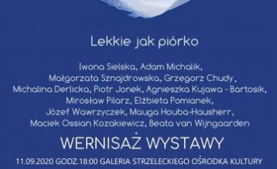 Plakat promuje Ogólnopolską Wystawę Akwarelistów „Lekkie jak piórko”. Na granatowym tle widnieje białe pióro, a niżej lista artystów. Wernisaż odbył się 11.09.2020 o godzinie 18:00 w Galerii Strzeleckiego Ośrodka Kultury. Widoczne są też logotypy organizatorów. Podany jest również adres SOKu oraz kod QR. 