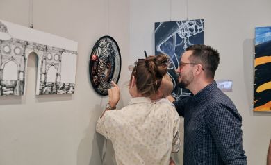 Grupa osób podziwiających lustrzaną instalację/obraz wystawy 
