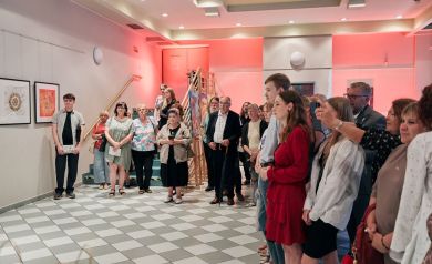 Zgromadzeni uczestnicy wystawy 'Część Całości' 