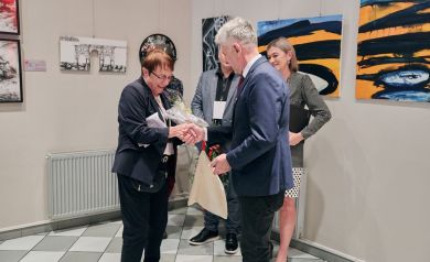 Grupa osób podczas wernisażu 
