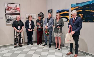 Organizatorzy oraz autorzy obrazów wystawy 'Część Całości' 