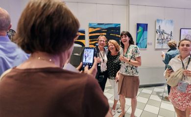 Grupa kobiet w przyjaznej atmosferze podczas wernisażu 