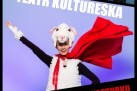 Plakat zapraszający na spektakl pt. ,,Wywrócona bajka o Kapturku' w wykonaniu teatru Kultureska. 