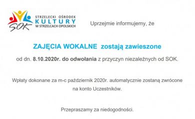 To jest ogłoszenie Strzeleckiego Ośrodka Kultury w Strzelcach Opolskich. Treść informuje, że zajęcia wokalne zostają zawieszone od 8 października 2020 roku do odwołania z przyczyn niezależnych od SOK. Wpłaty dokonane za październik 2020 r. mają być automatycznie zwrócone na konta uczestników. Na dole dodano przeprosiny za niedogodności. Na górze, po lewej stronie, znajduje się logo Strzeleckiego Ośrodka Kultury. Ogłoszenie jest proste, utrzymane w biało-niebieskiej kolorystyce.