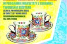 Plakat promuje cykl warsztatów artystycznych „Przy filiżance kawy i herbaty warsztaty ceramiczne i twórcze inaczej” w Nowej Wsi, obejmujących zajęcia ceramiczne i tworzenie biżuterii. Na grafice widoczne są dwie ozdobne filiżanki z kolorowymi kwiatowymi wzorami.